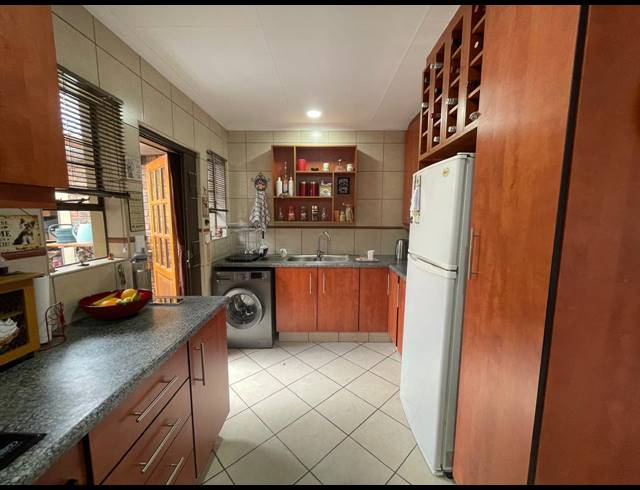 3 BEDROOM CLUSTER FOR SALE IN LAMBTON